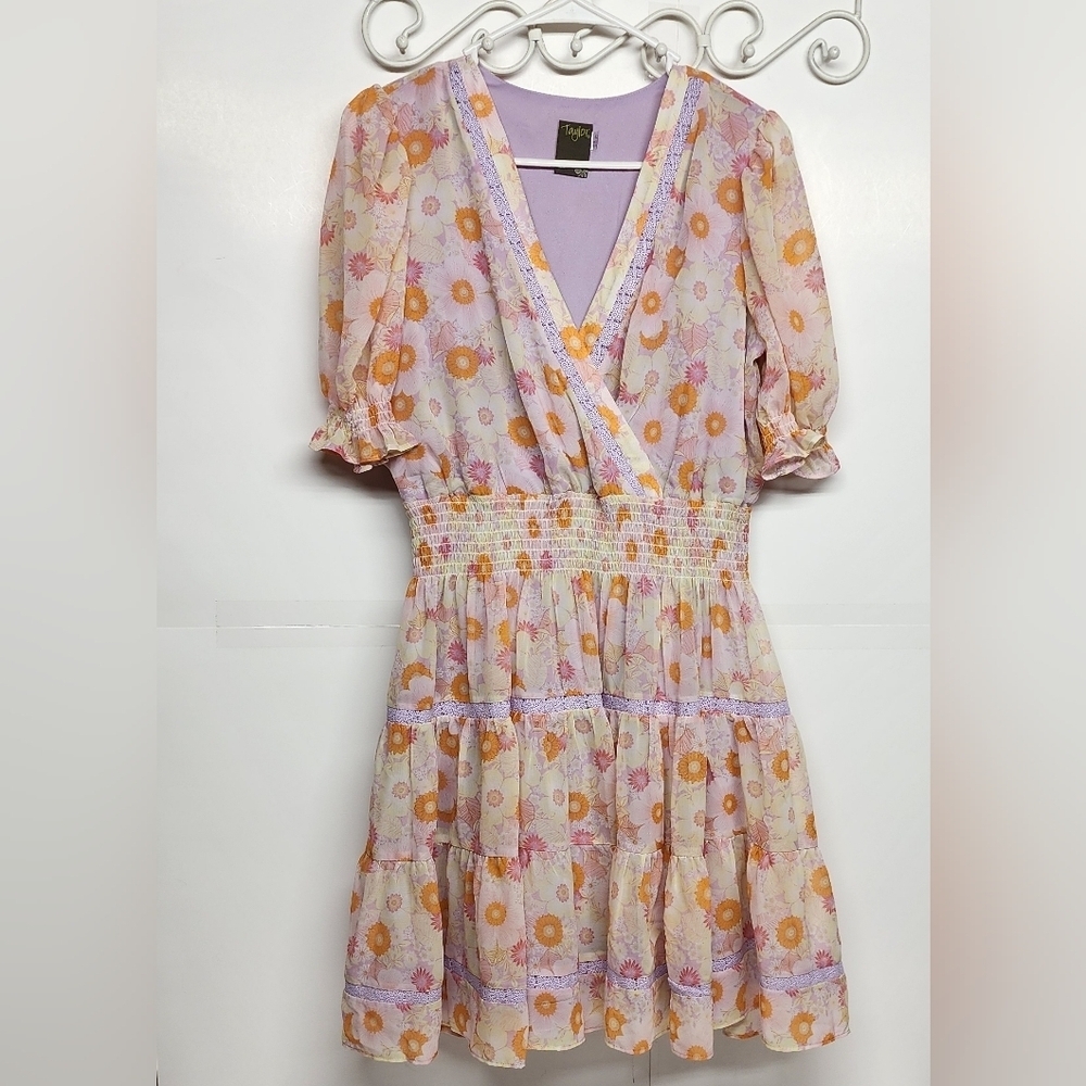 Taylor sz 12 beautiful Spring floral feminine lined mini dress.  Boho, Easter